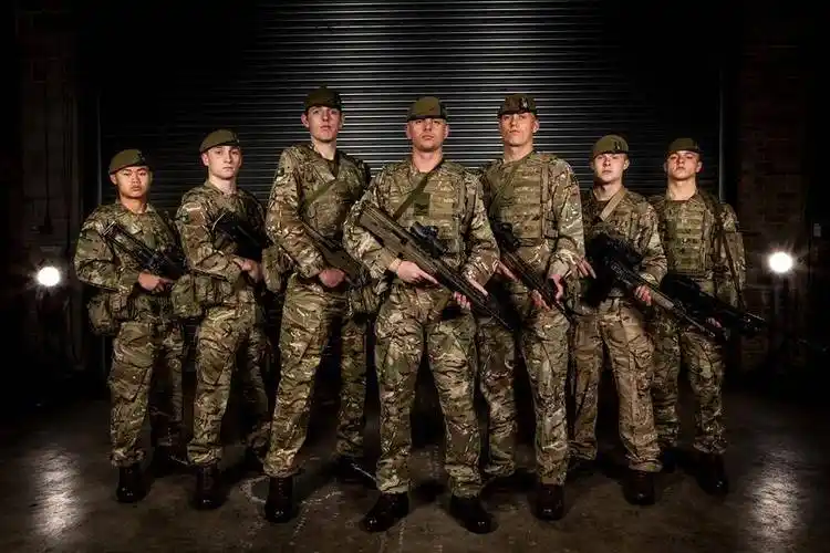 图注:身穿pcs-cu迷彩服的约克团士兵pcs-cu其实就是英军的分层着装