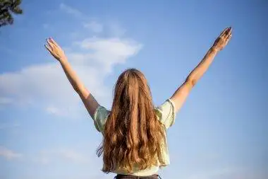 女人站在张开双臂拥抱美丽的女人站张开双臂拥抱