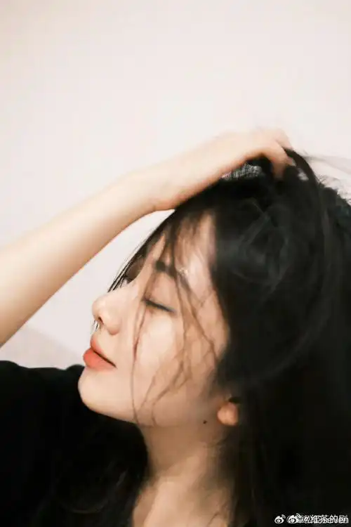 谭松韵侧脸捧花照