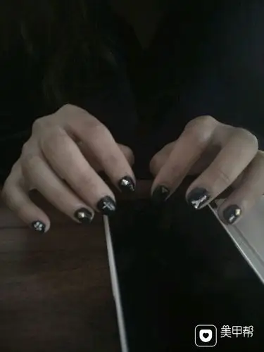 圆形黑色简约美甲图片