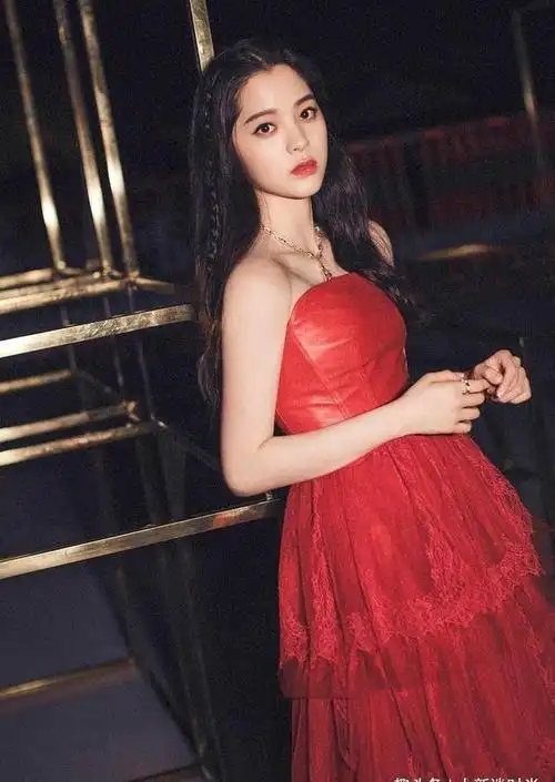 性感尤物欧阳娜娜黑色写真曝光事业线抢镜眼神性感撩人