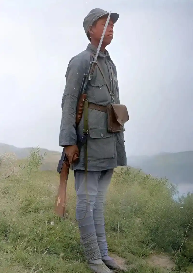 这名八路军战士看上去也就十七八岁光景,从他标准的站姿看已经是