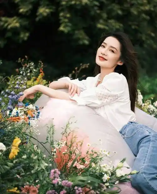 被李沁的西装穿搭圈粉了,清新又显气质,春天跟着这么穿绝了!