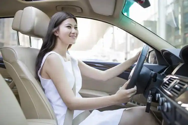 年轻女子驾车