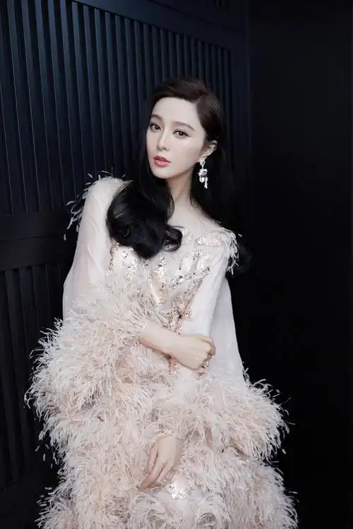 1月6日出席 的@范冰冰 ,身穿的是ralph&russo 2019春夏高定礼服