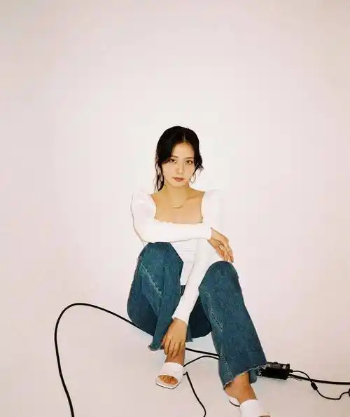 jennie绑带凉鞋秀出纤细大长腿,不能错过的大黑马_的设计_方头_必备