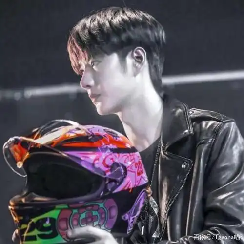 王一博:关于"29号头盔",酷盖偏爱各种厉害车手的联名款而已!