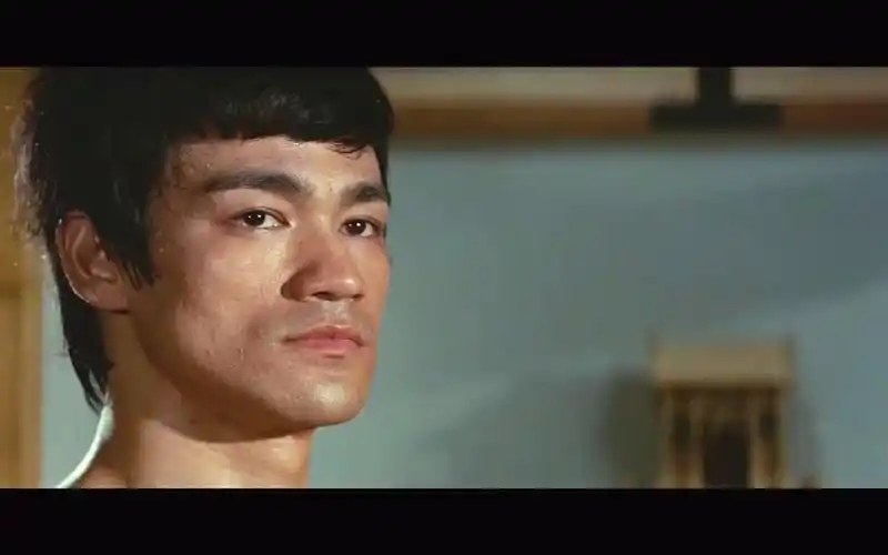 精武门:李小龙见馆长瑟瑟发抖,也不想欺负他,丢了双截棍教他做人!