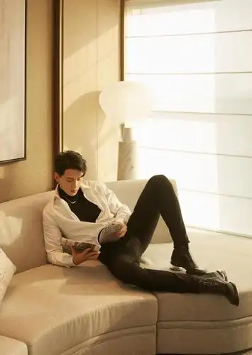 徐正溪出席腾讯星光大赏造型绅士优雅诠释黑白经典