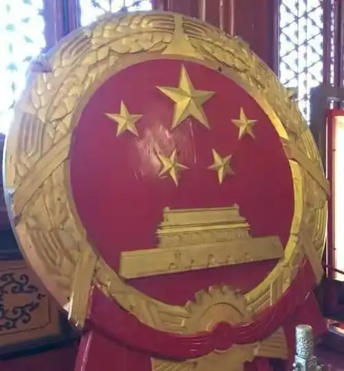 天安门上的国徽背面,为什么有8个人的名字?他们究竟是