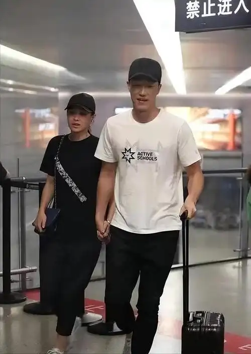 情侣打扮品味相近,但妻子颜值不如原配|吴莎|t恤|运动裤|情侣装|深