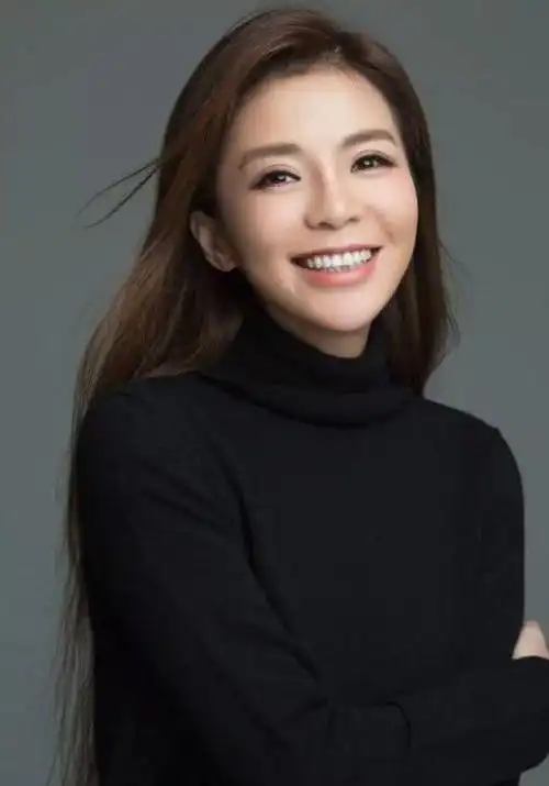 央视一姐朱迅17岁扫厕所两度患癌人到50却更优雅有魅力