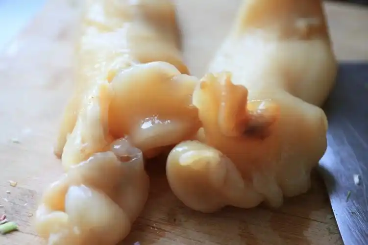 焖一至两分钟4,翻炒后放入老抽,料酒和一碗水3,出香味后放入鱼膘快炒2