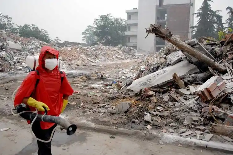 什邡市洛水中学在地震中主教学楼倒塌,共有400多名学生被埋.