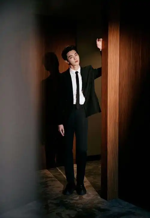 240204许凯穿定制西装亮相网络视听盛典魅力四射