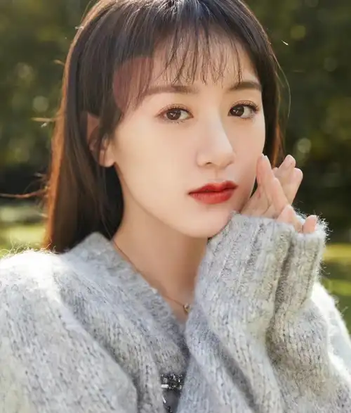 飞天奖派对的时候,《理想照耀中国》海报交换了袁冰妍的头像