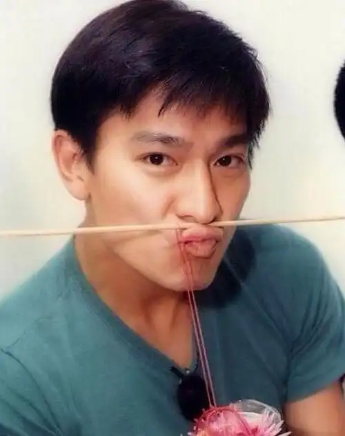 刘德华嘟嘴卖萌,可以负责帅,也可以负责可爱