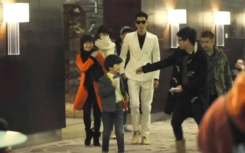 看了张亮老婆素颜照,就知道为啥他从来不晒老婆了