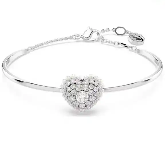 施华洛世奇swarovski hyperbola手镯的心形图案就采用更大体积的笼形