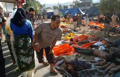 12月27日,在印度尼西亚亚齐省首府班达亚齐市中心,幸存者在地震和海啸