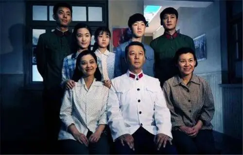 父母爱情从老江家的全家福就能看出江德华处于什么家庭位置