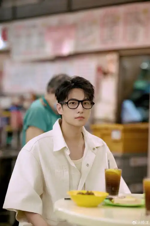 杨洋黑框眼镜男大感##杨洋清爽港风街拍