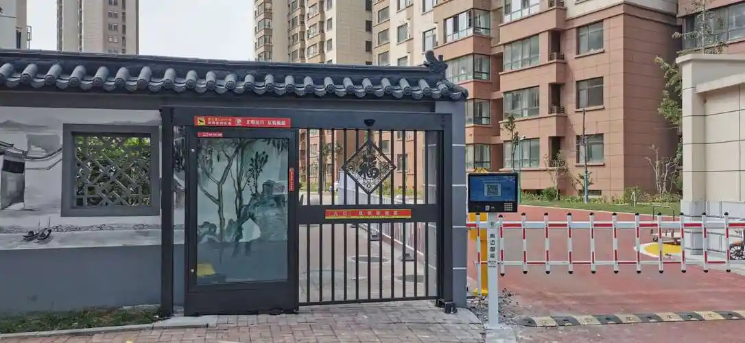 磁卡识别等技术,住户需要借助门禁卡,指纹等工具才能顺利通过小区大门