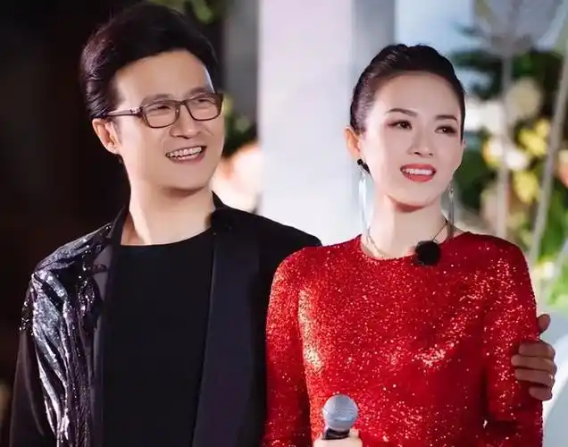 而且大家知道,汪峰第一任妻子是四川的一名主持人齐丹