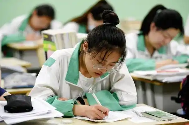 不断针对高考进行相应的改革高考对于每一位高中阶段的学生而言是一场