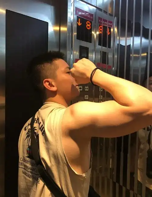 人在马来西亚是一个热爱运动的帅小伙健身房流汗的感觉真好