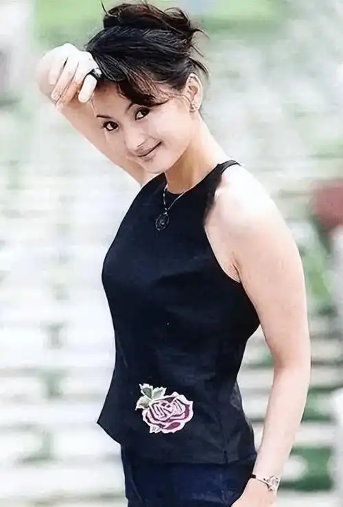 有一种感情叫香妃和萧剑刘丹离世二十多年朱宏嘉坚持为她扫墓