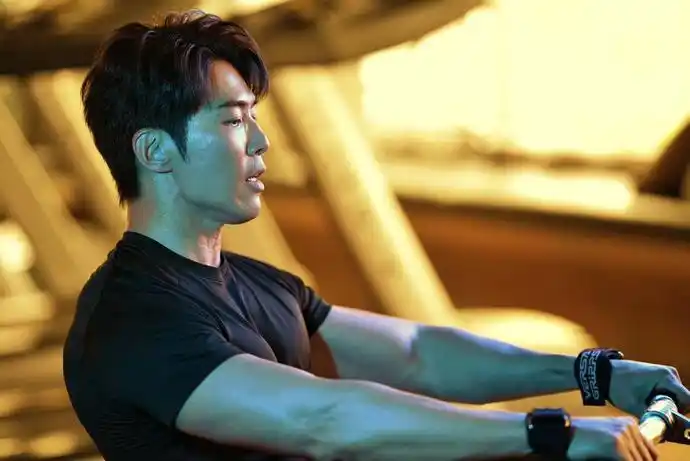 黄少祺化身健身狂魔重训4个小时督促儿子健身被告状