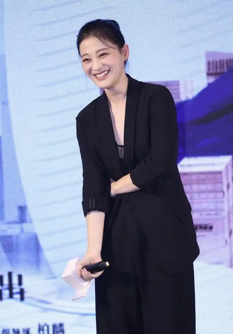 梅婷的气质一般人学不来黑色西服配长裤干练知性洒脱又高贵