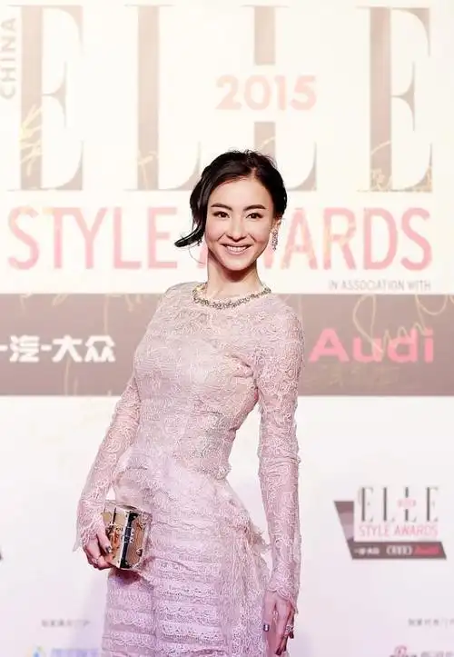 张柏芝挑裙子的眼光挺别致蕾丝裙薄透大方看得出保养挺好的