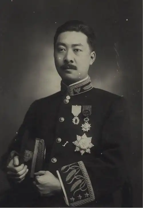 1910年代北洋高级警官带勋戎装老照片一件(附原木框).尺寸:19.1×13.
