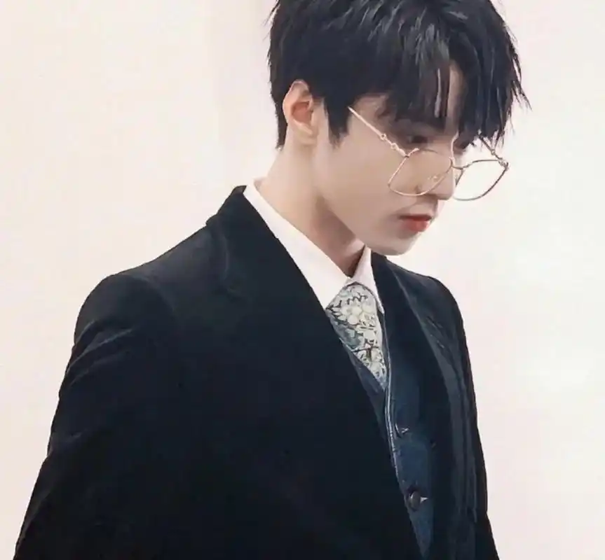 刘耀文×我:从校服到婚纱(1)"九敏!新老板是学生时代被我拒 - 抖音