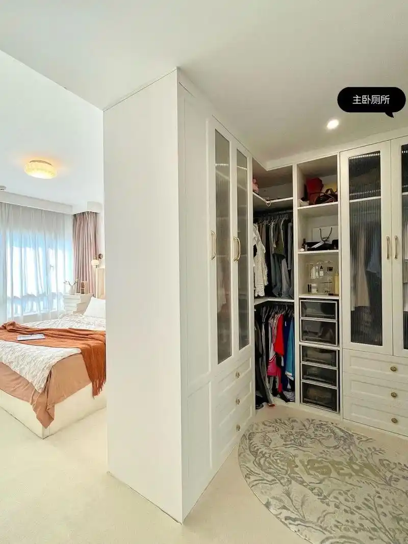 巧妙利用l型衣柜隔开床和厕所!