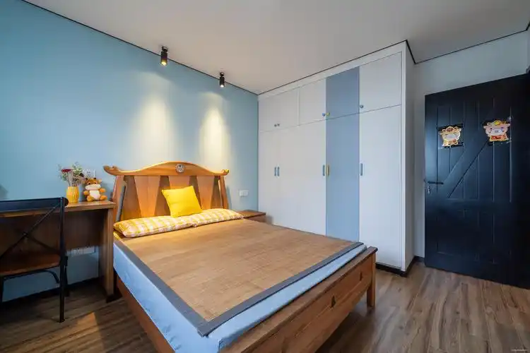 68㎡月浜二村温馨的工业风小两居~卧室床其他卧室设计图片赏析