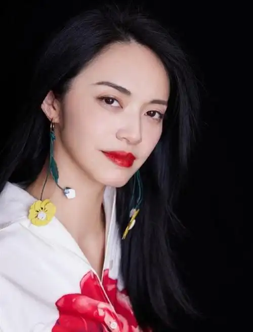 39岁姚晨气质真好,把大红玫瑰穿上身一点也不土,美得优雅又高级