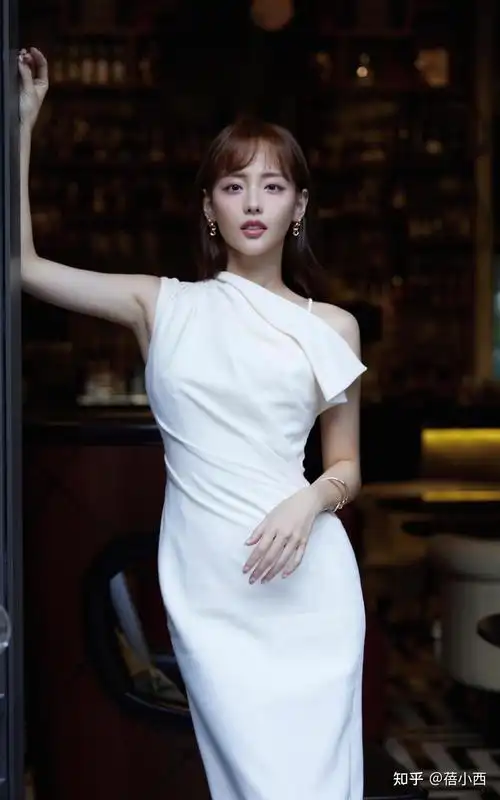 张嘉倪太放得开了穿深v领长裙还要开个口真是有身材任性