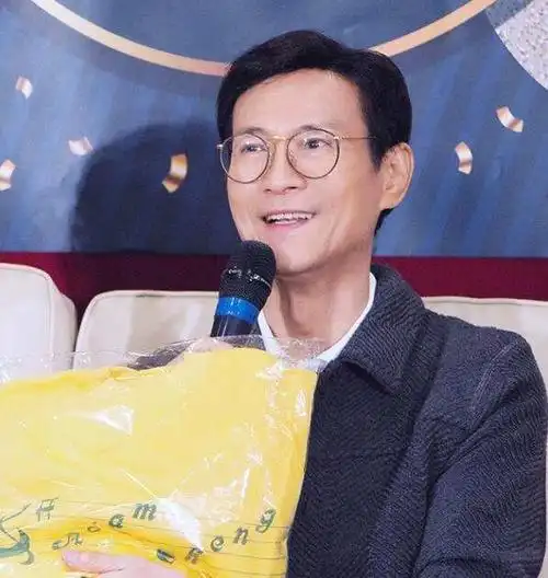 郑少秋近照曝光 71岁神采奕奕容颜不老