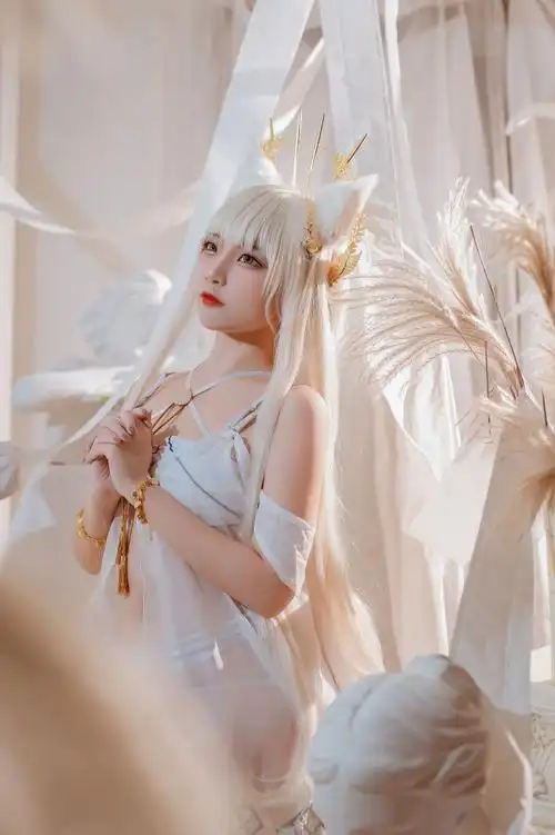 [cosplay] 搬运 明日方舟 白金(泳装)