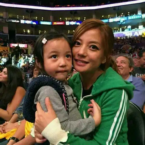 赵薇全家海外度假 与女儿小四月画身体彩绘似精灵