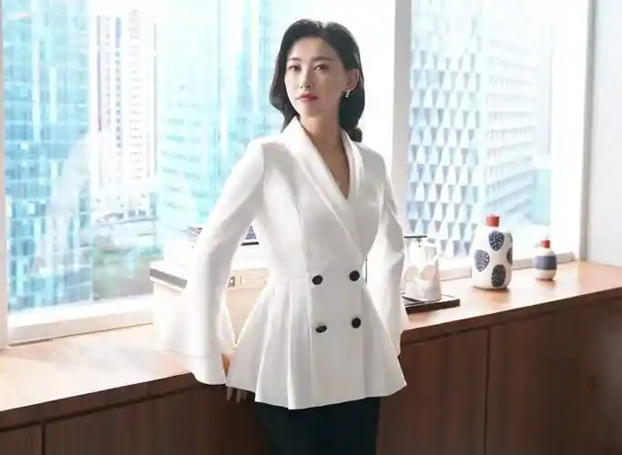 精英律师中的栗娜告诉你真正有魅力的女人是什么样子