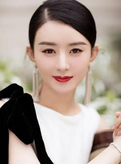 赵丽颖复出美出天际,五官越发精致神似天王嫂方媛