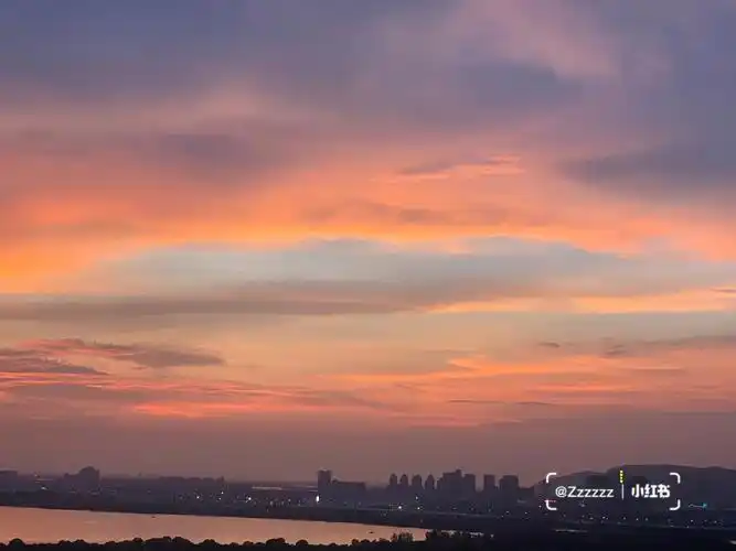 天空拍照  #傍晚的天空  #夕阳晚霞  每天的天空都是惊喜