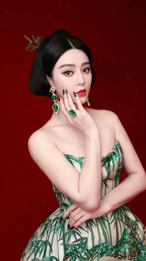 范冰冰1981年9月16日出生于山东青岛华语影视女演员制片人歌手毕业于