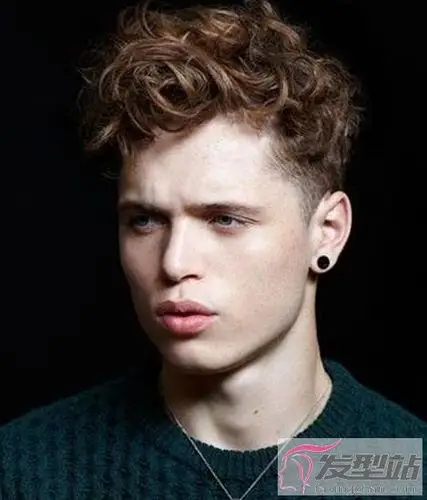 男生泰迪卷发型怎么烫 拯救发量让脸型瘦一圈