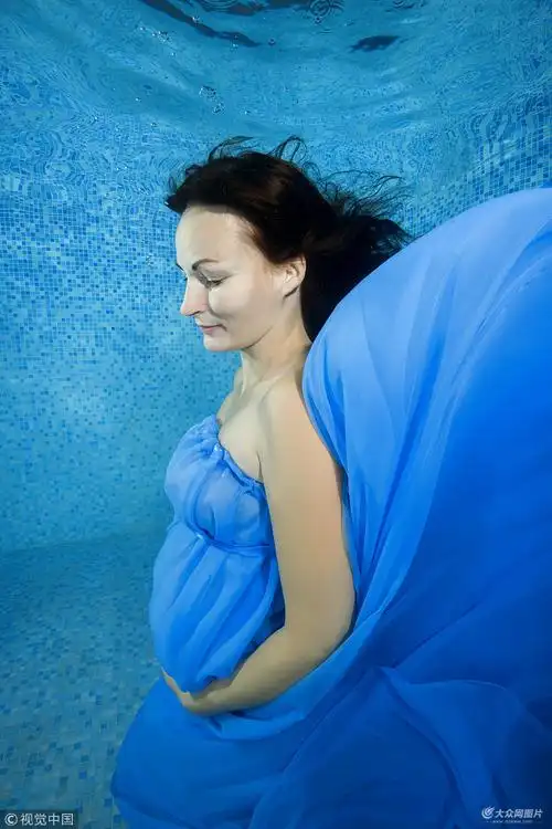 乌克兰准妈妈拍摄水下孕照宛若池中仙子灵动唯美