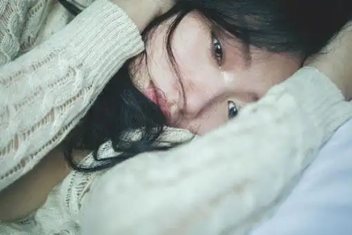 离别后的伤感女生流泪图片:我宁愿没有心脏,那样至少不会痛